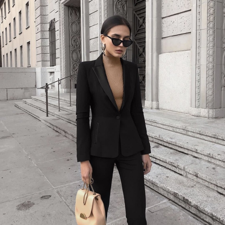 Строгий образ девушки