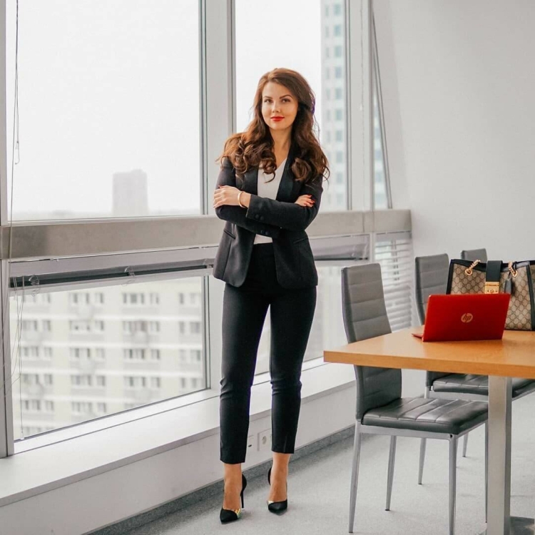 Стильная девушка в офисе