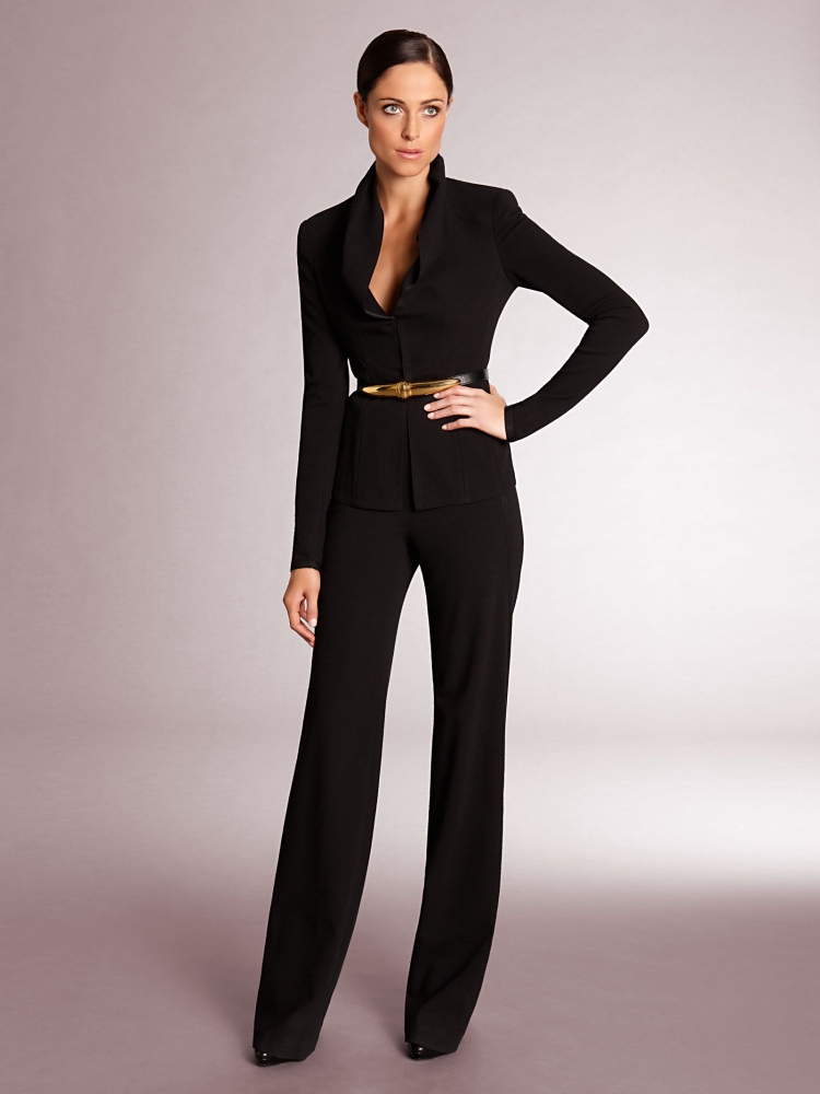 Черный брючный костюм