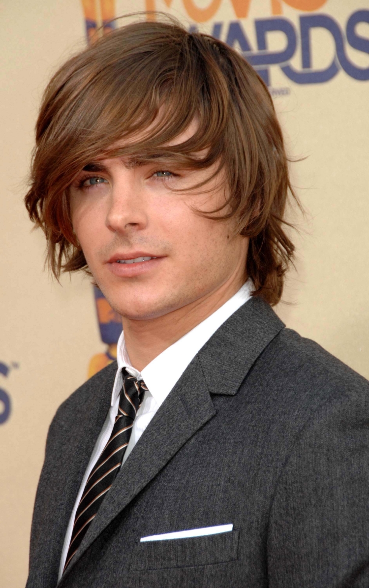 Зак Эфрон длинная стрижка