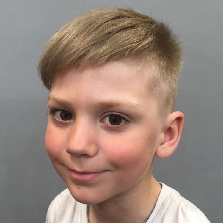 Стрижка для мальчика с косой челкой