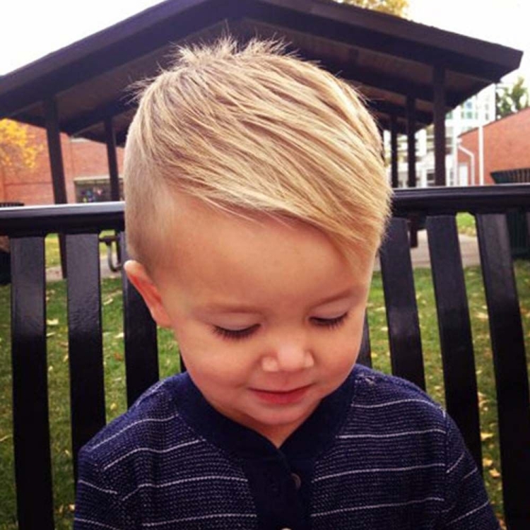 Модные стрижки для мальчиков блондинов