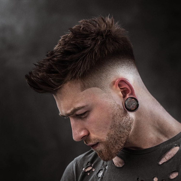 Прическа с выбритой серединой мужская