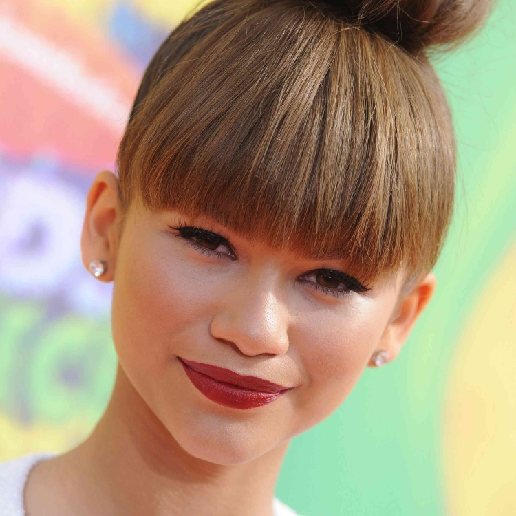 Зендая прически с челкой