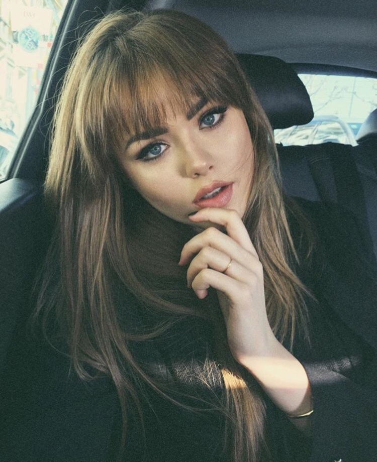 Kristina Bazan с челкой