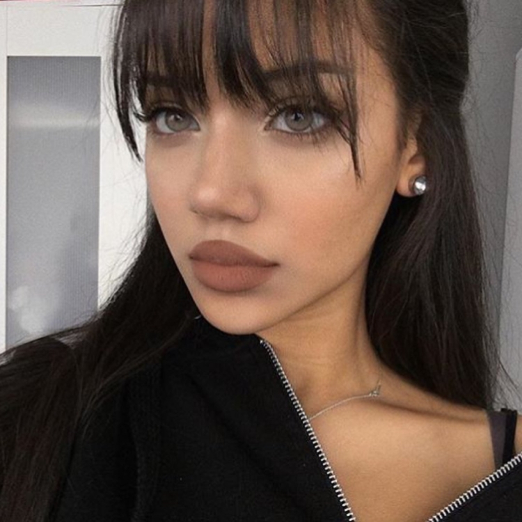 Прямая редкая челка