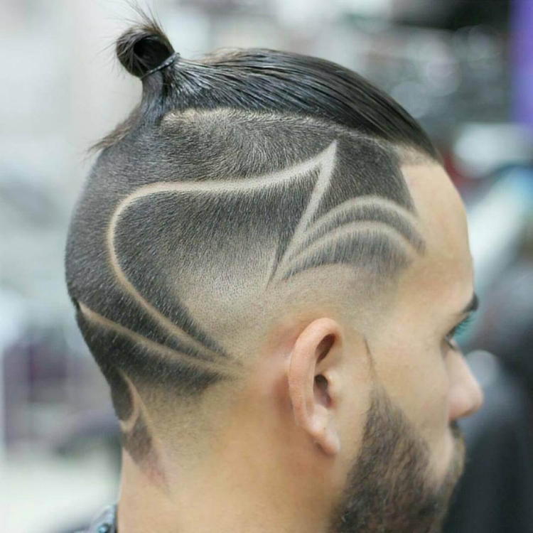 Мужская стрижка с хвостиком и выбритыми узорами