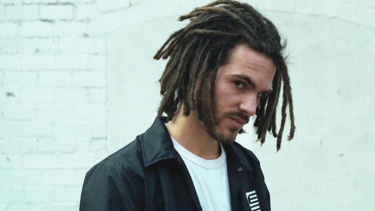 Парень с дредами