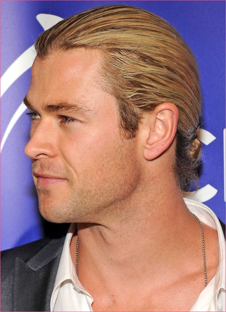 Крис Хемсворт с хвостом