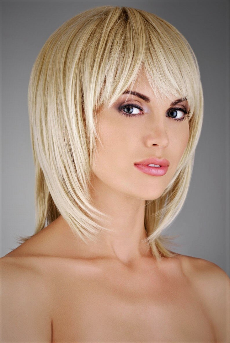 Боб каре лесенкой на средние волосы