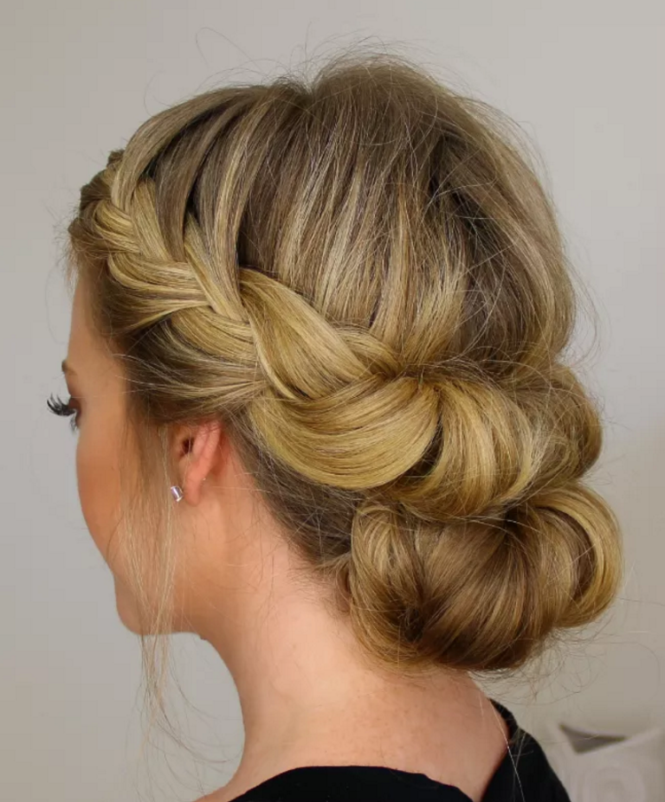 Низкий пучок с косами