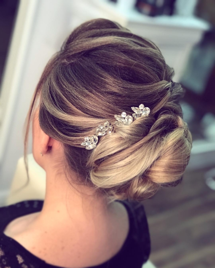 Прическа на свадьбу гостье