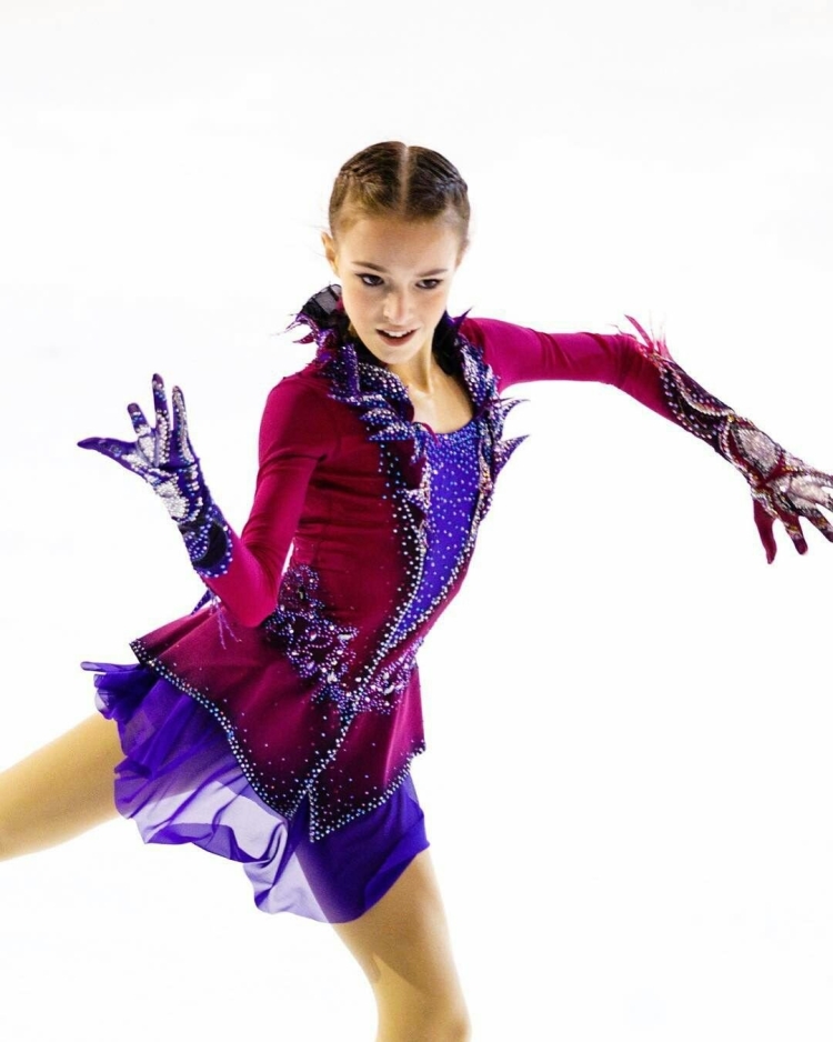 Анна Щербакова фигуристка в костюмах