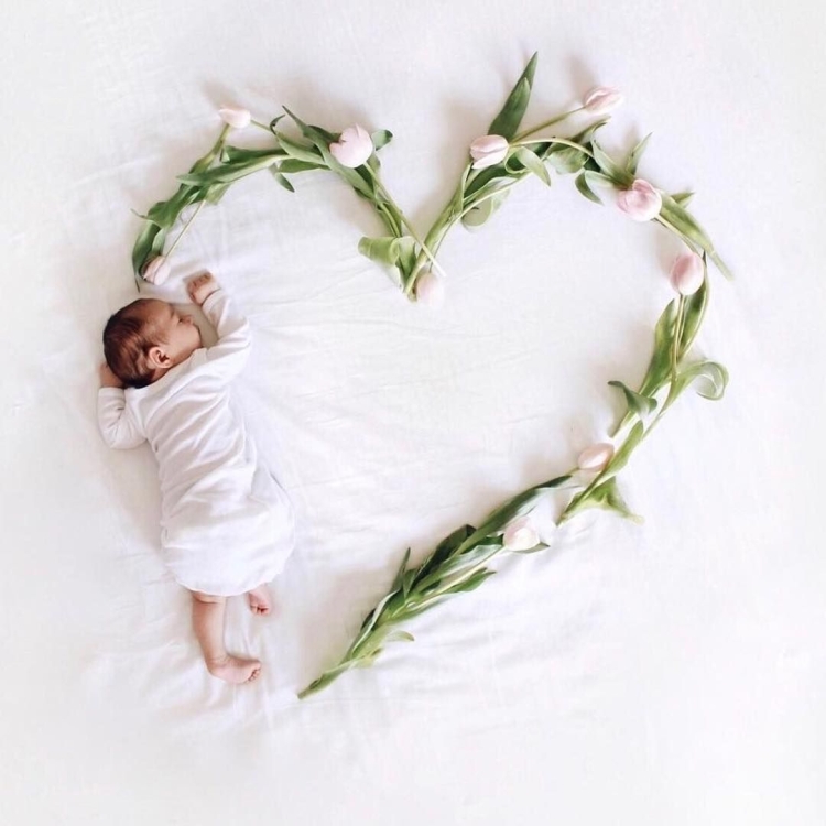 Фотосессия грудничков с цветами