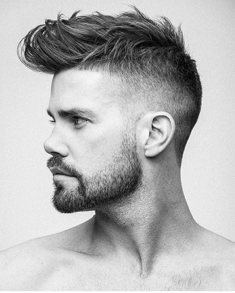 Мужская прическа сбоку