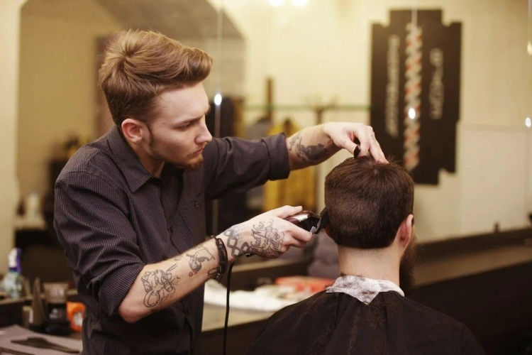 Мужская салонная стрижка