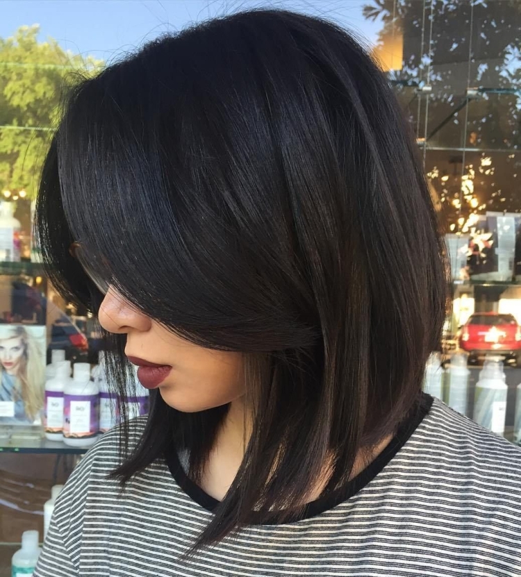 Стрижка удлиненный Боб с челкой на средние темные волосы