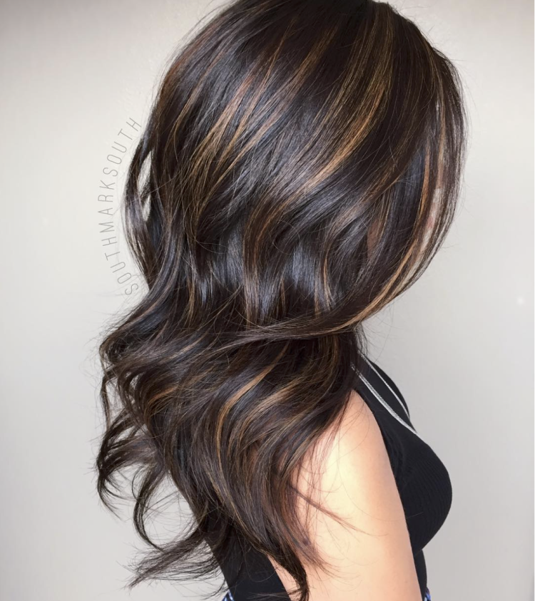 Блики на темных волосах