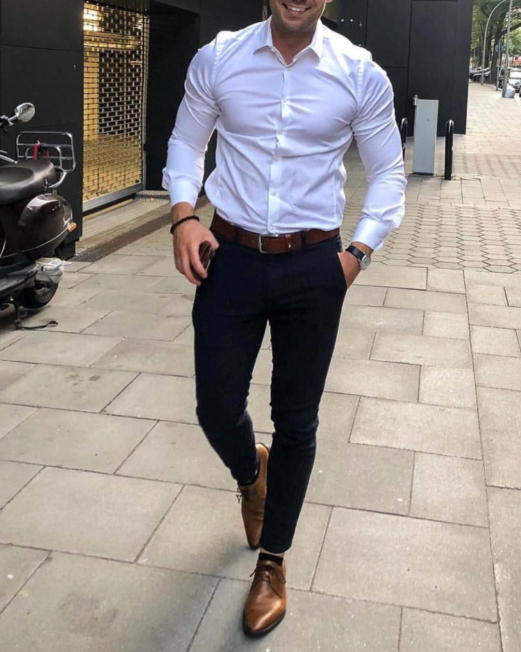 Мужчина в рубашке и брюках