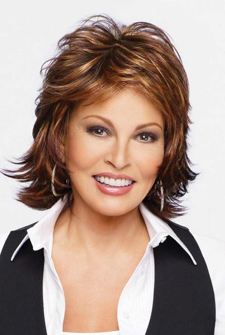 Стрижка Гаврош для женщин после 50 на средние волосы