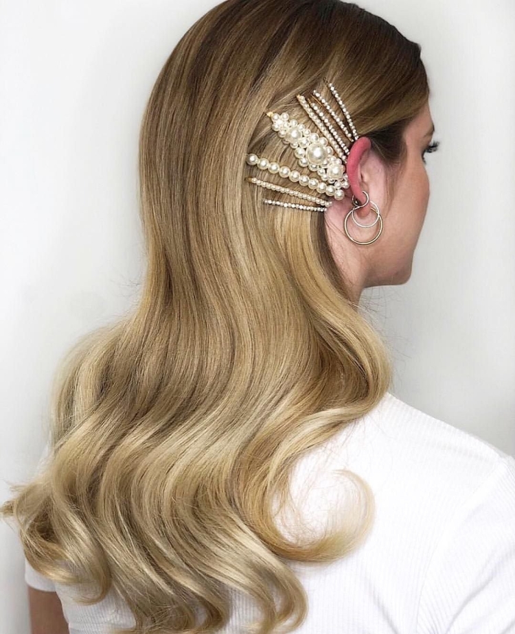 Модные прически с заколками