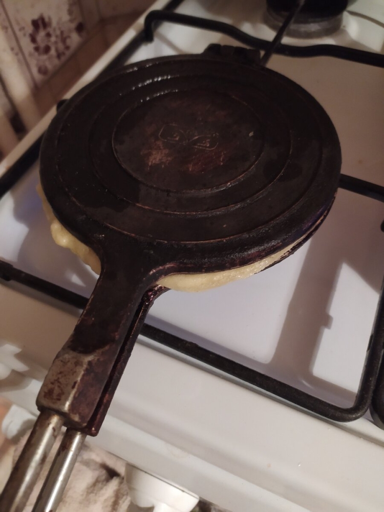 Старые вафельницы на газу