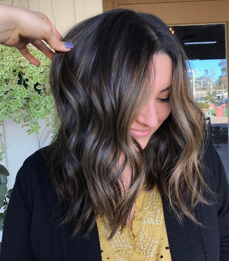 Осветленные пряди на темных волосах