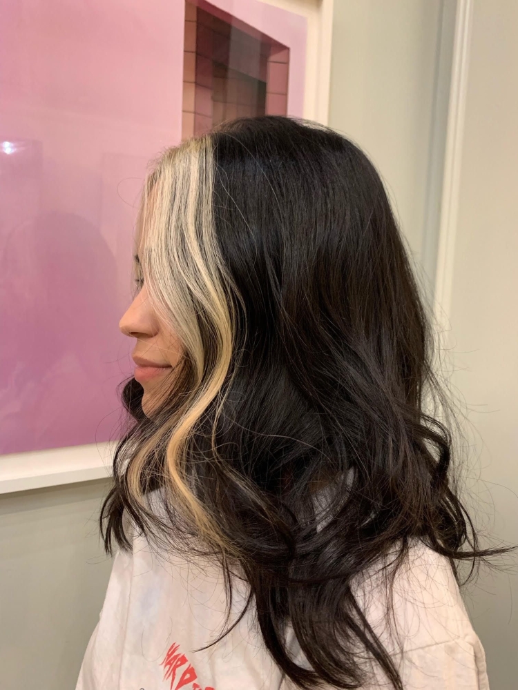 Две осветленные пряди