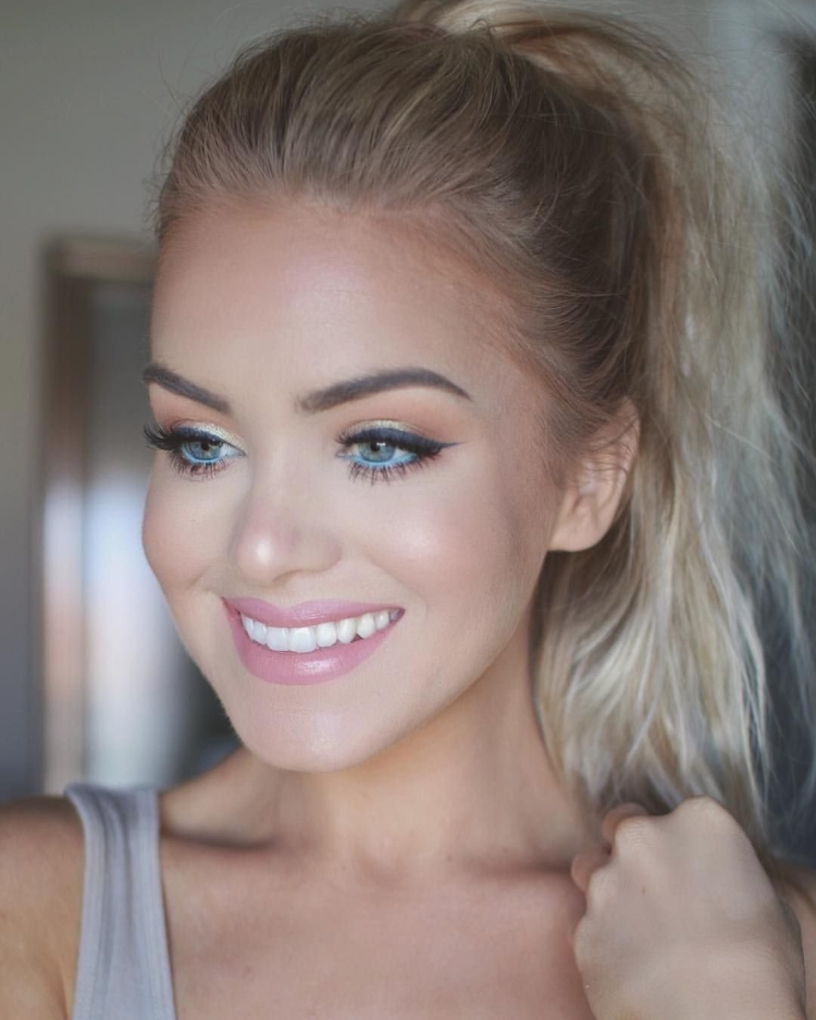 Дневной макияж для блондинок с серо-голубыми