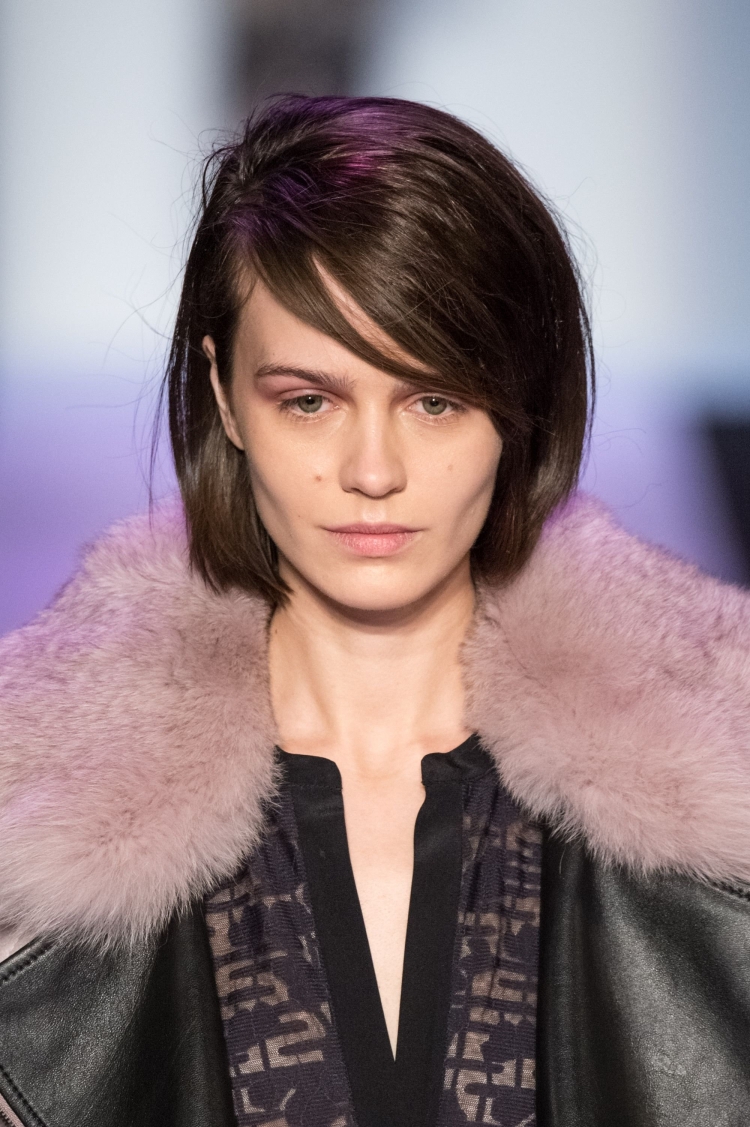 Короткие женские стрижки с прямым пробором