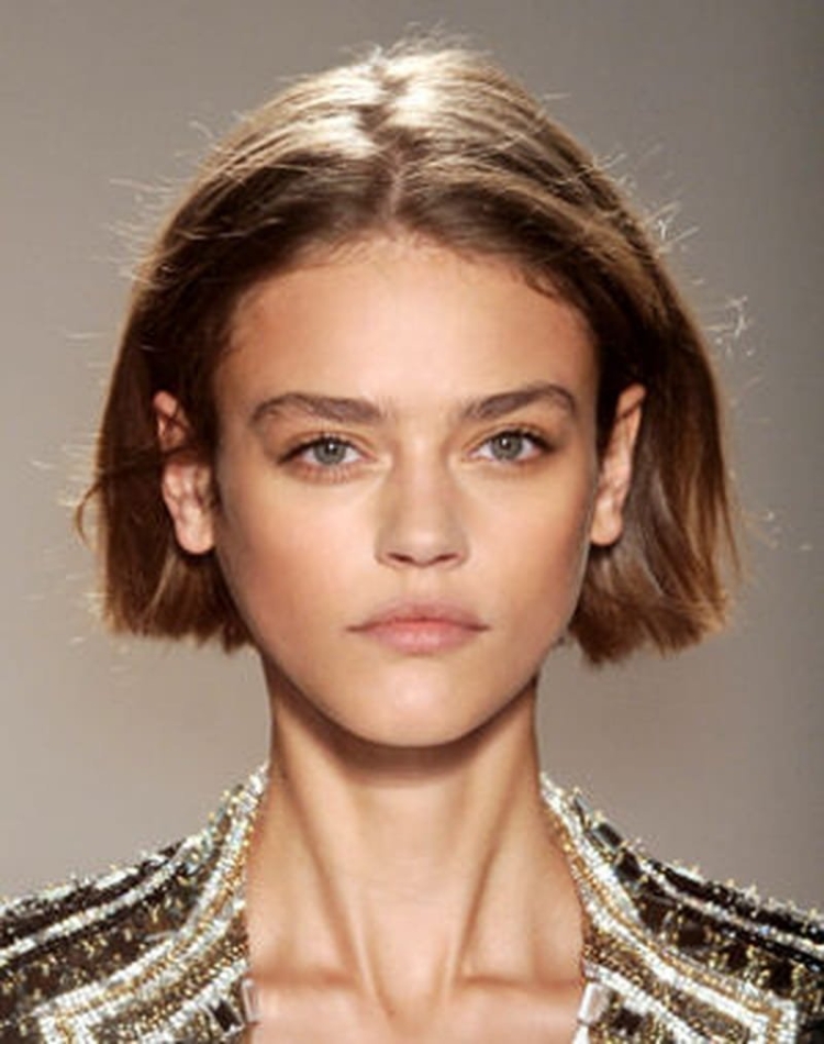 Короткая стрижка с прямым пробором