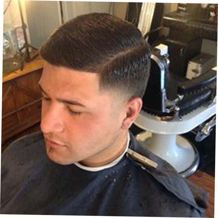 Мужская стрижка короткая с пробором сбоку
