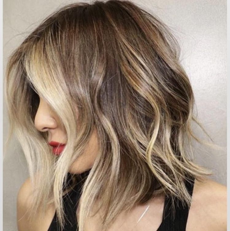 Осветленные пряди на русых волосах каре