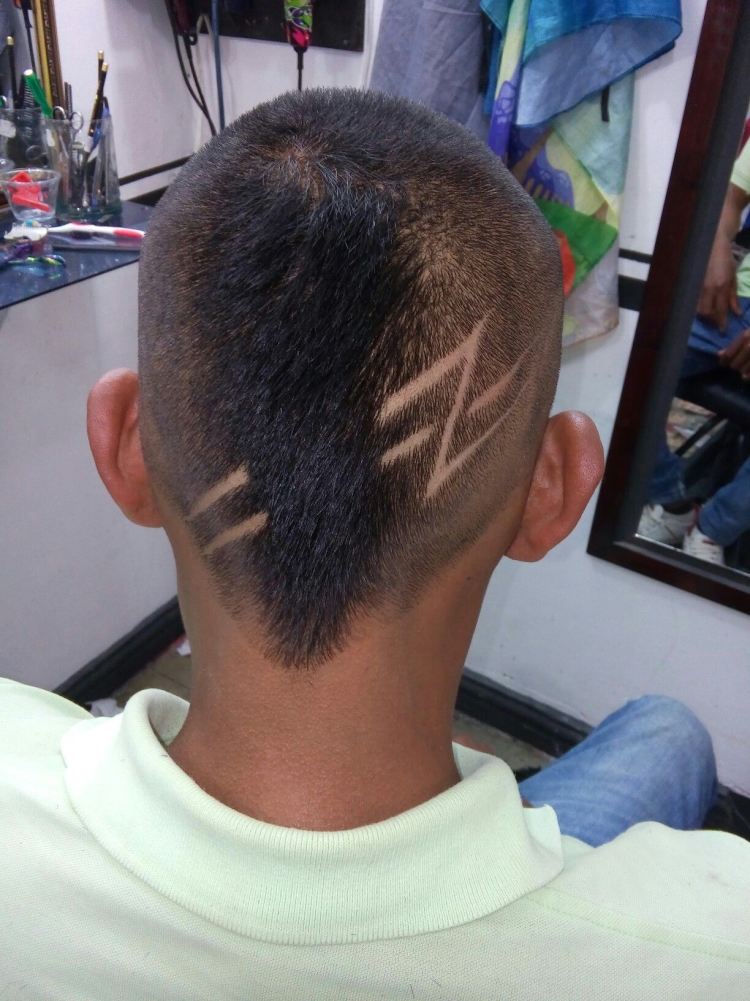 Мужская прическа сзади треугольником