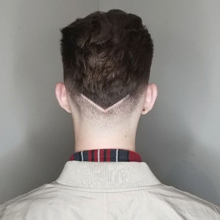 Мужская прическа сзади треугольником