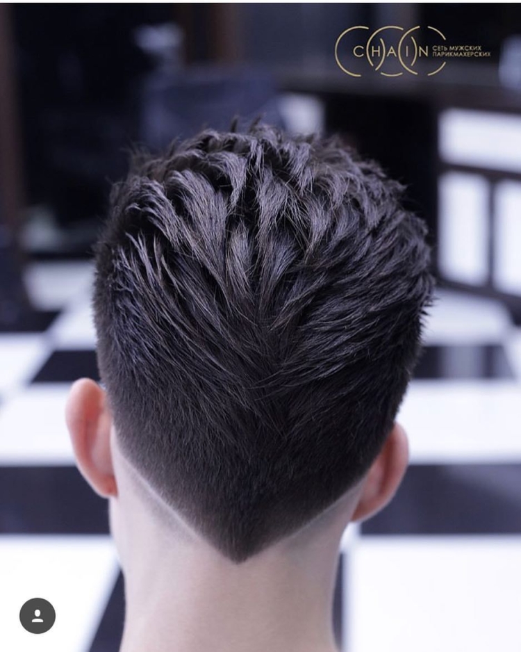 Мужская прическа сзади треугольником