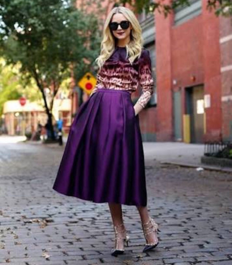 Фиолетовое платье с пышной юбкой миди