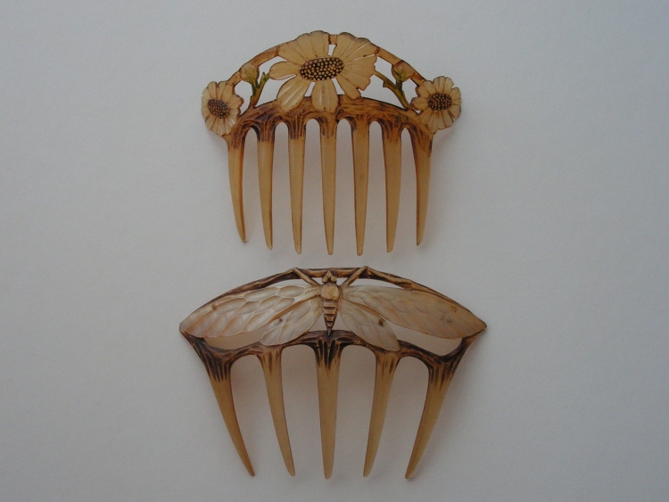 Старинный гребень для волос на голове