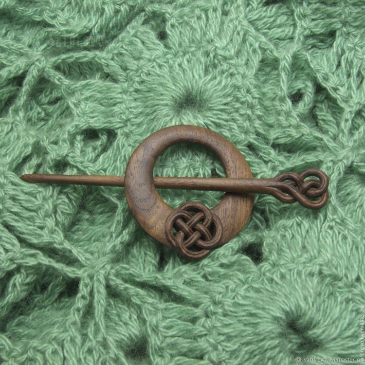 Брошь-фибула деревянная