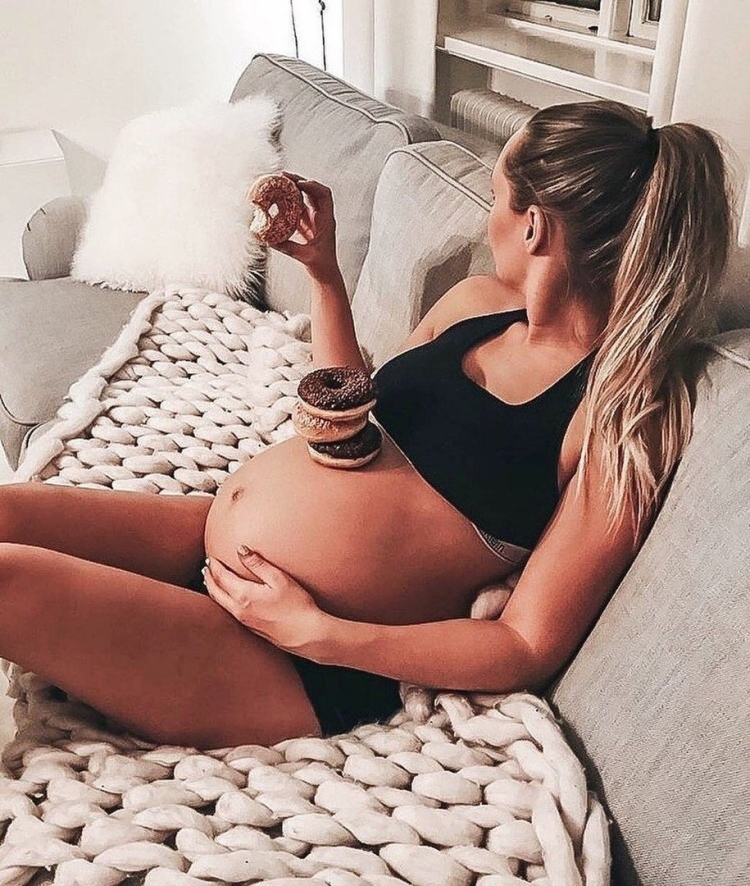 Фотосессия беременных с едой