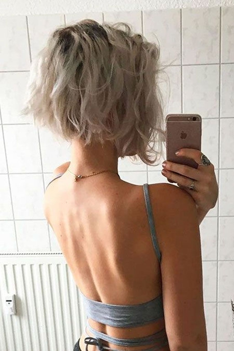 Девушка с короткой стрижкой сзади