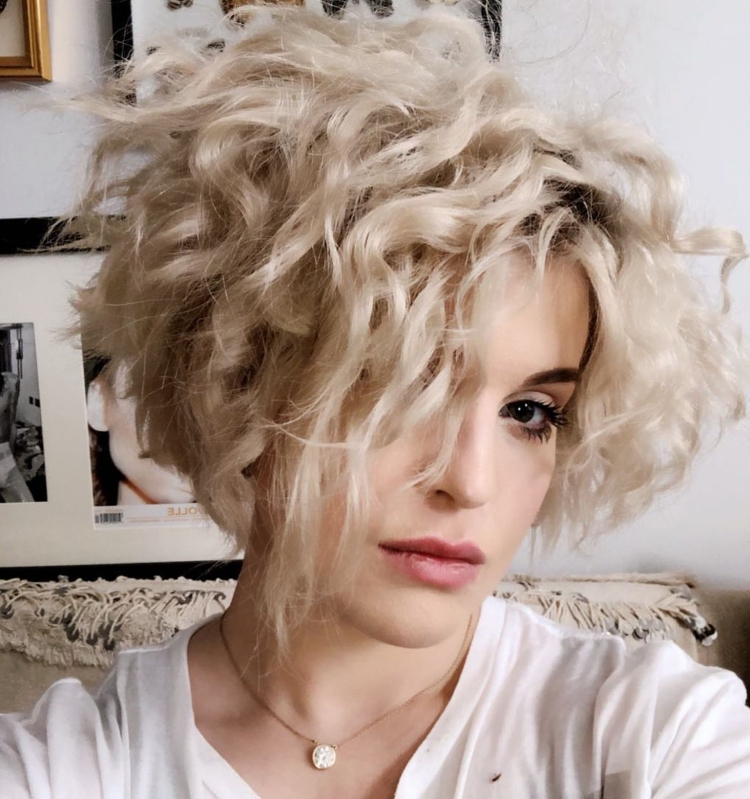 Каре Пикси с кудрями