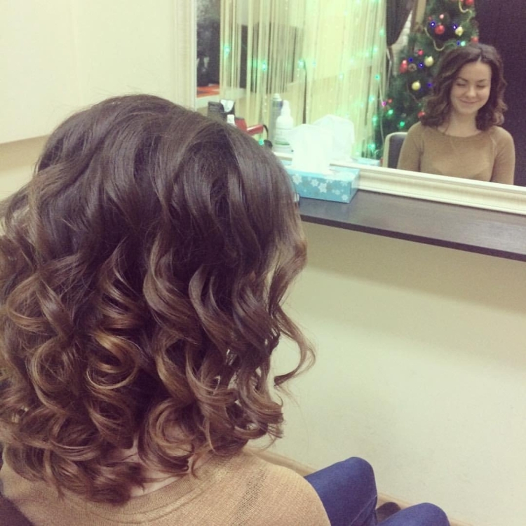 Накрученные волосы средней длины