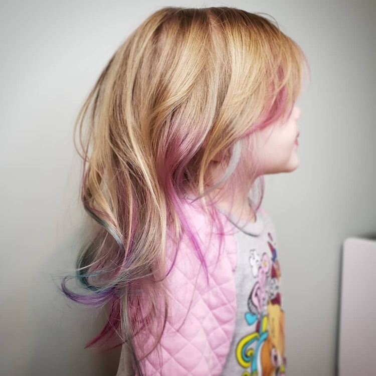 Стрижка для девочки с розовыми прядками