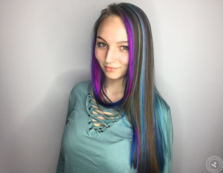 Голубые пряди на русых волосах