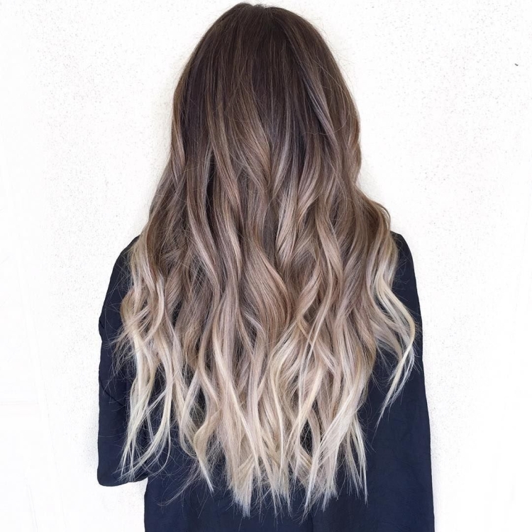 Русые волосы с белыми кончиками