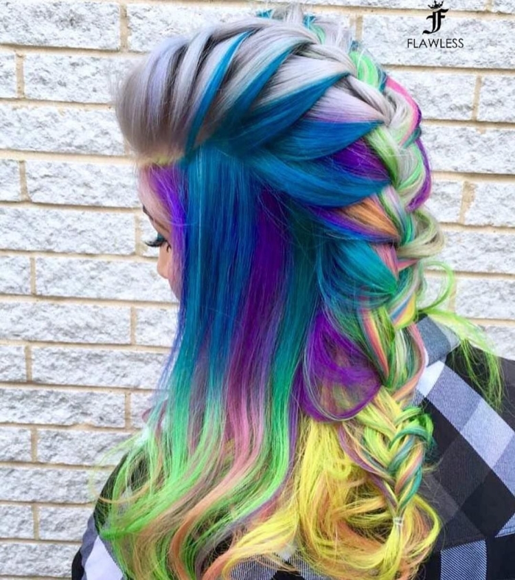 Красивые цветные пряди на волосах