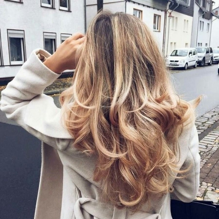 Красивые длинные светлые волосы