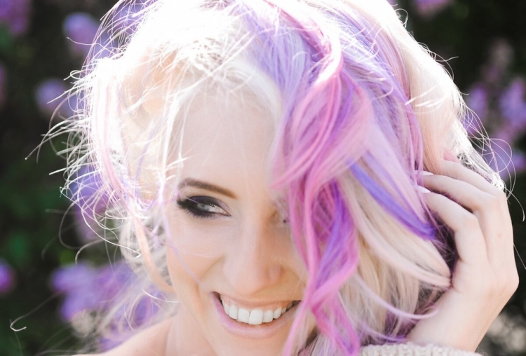 Блонд с розовыми прядями