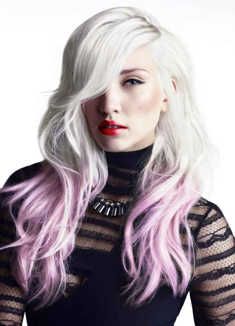 Блондинка с цветными прядями